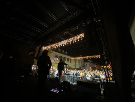 Temperamentna Tanja Žagar je razgrela kamniško publiko za najdaljšo noč v letu in silvestrovanje v centru Pravljičnega Kamnika (41)